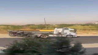 Siirtte kum yüklü bir kamyon devrildi