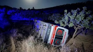 Siirt'te sağlıkçılar devrilen ambulansta kazayı yara atmadan atlattı