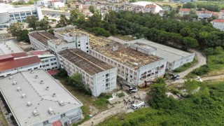 Sinop'ta eski hastane binasının yıkımına başlandı