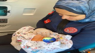 Şırnakta anne hastaneye yetişemedi, sağlık ekibi bebeği ambulansta doğurttu