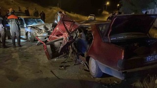 Sivasta gece saatlerine iki otomobilin çarpıştığı kazada 1 kişi öldü, 5 kişi yaralandı