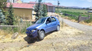 Sivasta kontrolden çıkan otomobil bariyerlere çarptı: 4 yaralı