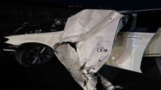 Sivasta traktöre çarpan Mercedes hurda yığınına döndü: 4 yaralı