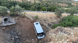 Siverek'te işçi minibüsü şarampole düştü: 4 yaralı