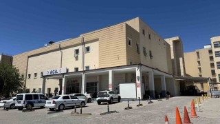 Siverekte otomobil traktöre çarptı: 4 yaralı