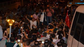 Sokağa çıkma yasağını hiçe saydılar, darbecilere geçit vermediler