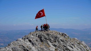 Spilin zirvesindeki 15 Temmuz töreninde gaziler Türk bayrağını göndere çekti