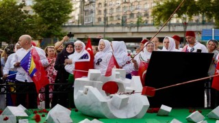 Srebrenitsa Soykırımı şehitleri Kartalda karanfillerle anıldı