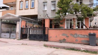 Sürgülü demir kapının altında kalan 3 yaşındaki çocuk ağır yaralandı