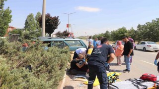 Sürücü, kazada yaralanan eşine sarılarak başında bekledi