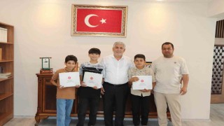 Suyun parasını kameraya gösteren çocuklar müftülükte ağırlandı