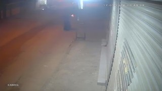 Tanınmamak için kadın kılığına girip silahlı saldırı düzenledi