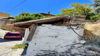 Tarihi çeşmenin çatısı tehlike altında