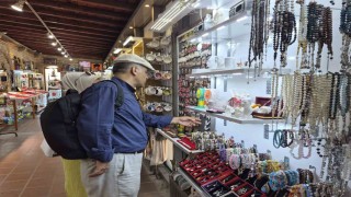 Tarihi külliyedeki lüle taşı stantlarında turist hareketliliği