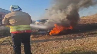 Tarla sürerken yanmaya başlayan traktör kullanılamaz hale geldi