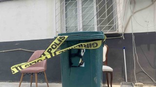 Tartıştığı eşinin başına çekiçle vurup boğazından bıçakladı