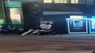 Tartıştığı genci yere yatırıp acımasızca darp ettiler