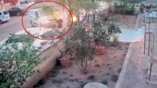 Tartıştığı kişinin üzerine aracı sürüp kapıya sıkıştırdı: O anlar kameraya yansıdı
