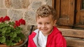 Tatilde havuza düşerek hayatını kaybeden 4 yaşındaki çocuk son yolculuğuna uğurlandı