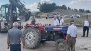 Tavşanlıda otomobil ile traktör çarpıştı: 3 yaralı