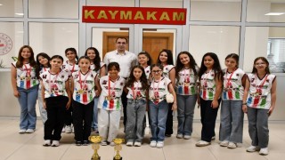 Tavşanlıda şampiyon voleybol takımı kutlandı
