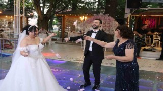 Tayvanlı eşi ile İrlandada başlayan aşkı Eskişehirde çiftetelli oynadıkları düğünle taçlandı
