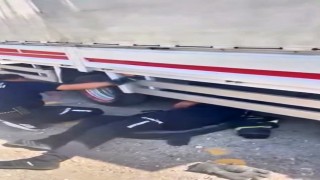 Teker arasına giren kedi ekipler tarafından çıkartıldı