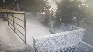 Tekirdağda tırın çarptığı elektrik direği cami avlusuna devrildi: O anlar kameraya yansıdı