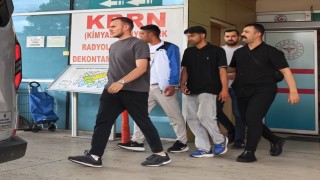 Tekme tokat dövdükleri gencin kolyesini çalıp kaçtılar
