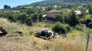 TEM Otoyolunda otomobil şarampole devrildi: 1 ölü, 3 yaralı