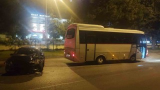 Ters yönden gelen alkollü sürücü servis minibüsüne çarptı