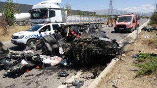 Tıra arkadan çarpan otomobil hurdaya döndü: 1 yaralı