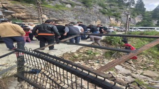 Trabzon Çal Mağarası önündeki korkuluklar kırıldı, 2 turist yamaçtan düşerek yaralandı