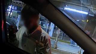 Trafik ışıklarında araçlara ‘yapışan çocuklar araç kamerasına yansıdı