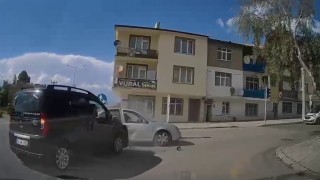 Trafik kazası anbean araç kamerasında