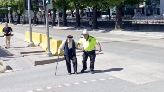 Trafik polisinin yürümekte zorlanan yaşlı adama yardımı yürekleri ısıttı
