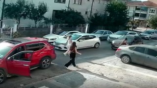 Trafikte araçtan inen 3 kadın çocuklu aileye saldırdı