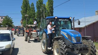 Traktörlerle konvoy yapılan düğündeki sürprizler davetlileri kahkahaya boğdu