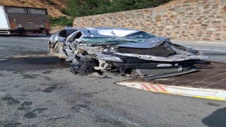 Tünel çıkışında kamyona çarpan otomobil takla attı: 1 yaralı