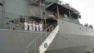 Türk donanmasından Atlantikin ötesinde güç gösterisi: TCG Oruçreis New Yorkta