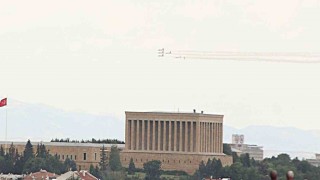 Türk Yıldızlarından Ankara semalarında prova uçuşu