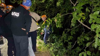 Uçurum kenarında bulunan motosiklet ekipleri harekete geçirdi