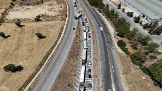 Uşak'ta çekici üzerindeki domates yüklü kamyon yola devrildi