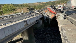 Uşak’ta tır, iki köprü arasına devrildi: 1 ölü
