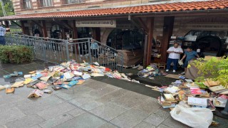 Üsküdar Sahaflar Çarşısını su bastı: Yüzlerce kitap kullanılamaz hale geldi