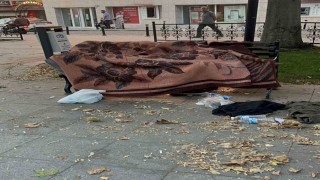 Uyuduğu bankta battaniyenin altından cansız bedeni çıktı