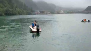 Uzungöle düşen çantayı kurtarmak için suya atlayan 2 Arap turistten 1i kurtuldu, birisi kayıp