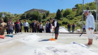 Vali Aygöl, tescilli Pülümür tuzunun üretimine kürek sallayarak eşlik etti