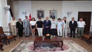 Vali Erol, LGSde tam puan alan öğrencileri ağırladı