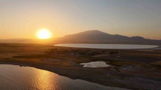 Van Gölünde gün batımı: Esenkıyı, Arin Gölü ve Süphan Dağı aynı karede